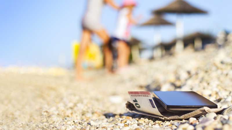 Telemóvel e dinheiro esquecidos na praia